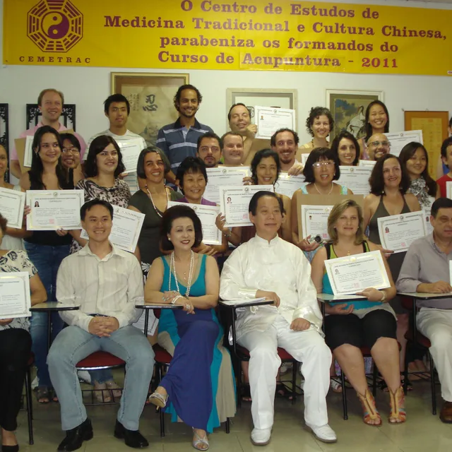 Certificados em mãos, Formatura do curso de Acupuntura do CEMETRAC